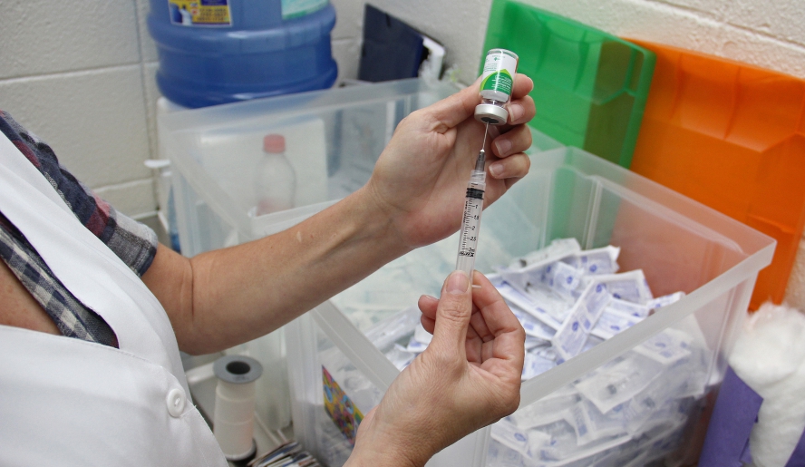 Calendário de vacinas para idosos vai além da gripe (Guilherme Berti/PMMC)