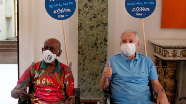 Nelson Sargento e Orlando Drummond - vacinação idosos Rio de Janeiro