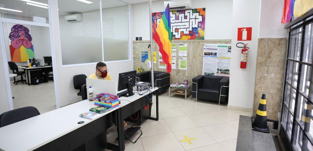 Centro de Referência LGBT, cujo objetivo é acolher, contribuir para a defesa e promoção dos direitos humanos e da cidadania desta população