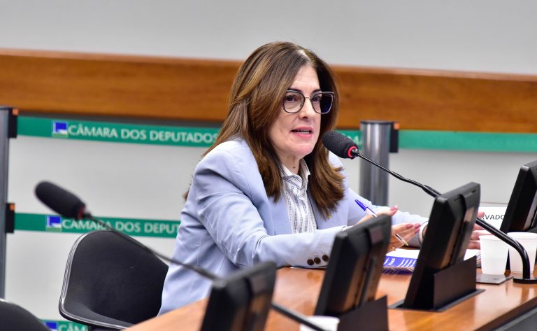 Deputada Rogéria Santos recomendou aprovação do texto sobre cuidadores de idosos